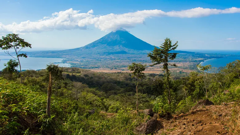 Aventura Volcánica en Centroamérica: Rutas de Senderismo Activas Imprescindibles