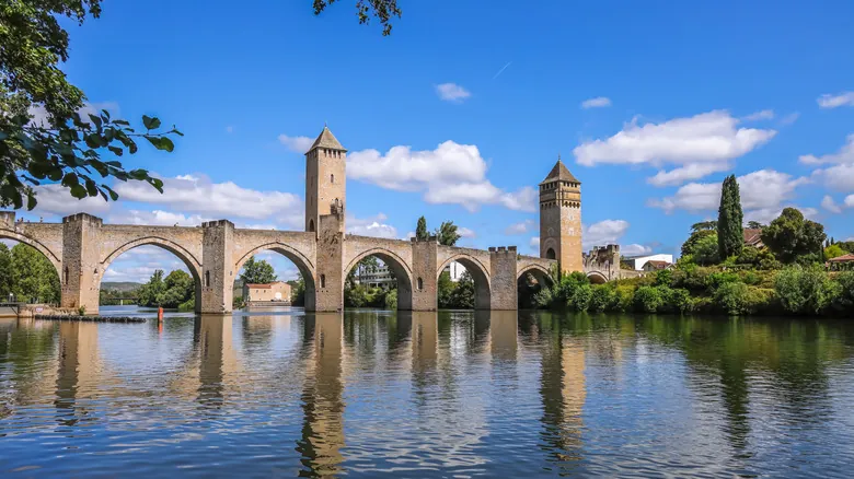 Cahors, Francia: La Joya Escondida del Malbec y la Historia Medieval en el Valle del Lot