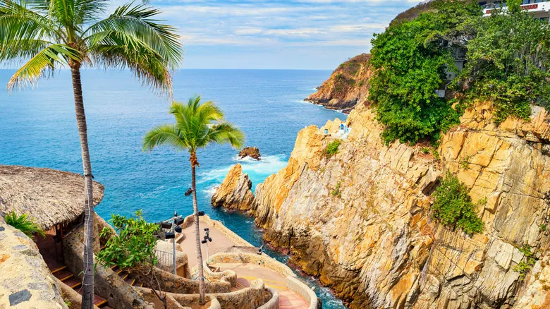 Clavadistas de La Quebrada en Acapulco: Una Tradición Emblemática de Audacia y Espectáculo