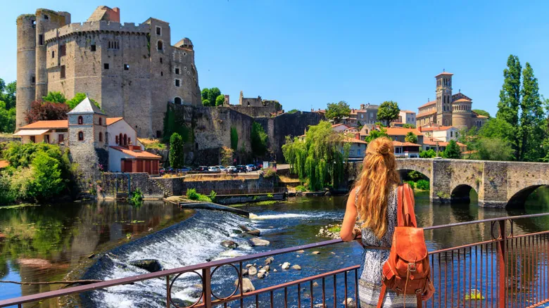 Descubre Clisson: Joya Oculta del Valle del Loira con un Toque Medieval y Metalero Inesperado