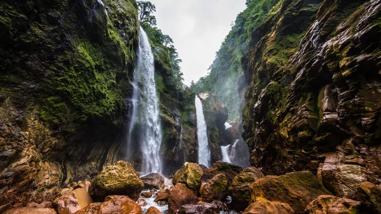 Descubre el Cañón Jurásico Escondido de Costa Rica: Un Paraíso de Cascadas Inexploradas