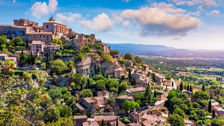 Descubre Luberon: La Joya Escondida de la Provenza Francesa para Viajeros Exigentes