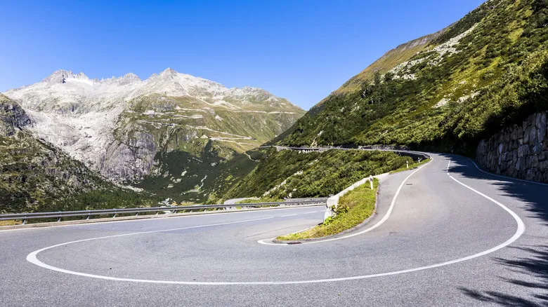 Furka Pass: Un Viaje Épico en los Alpes Suizos Tras los Pasos de James Bond