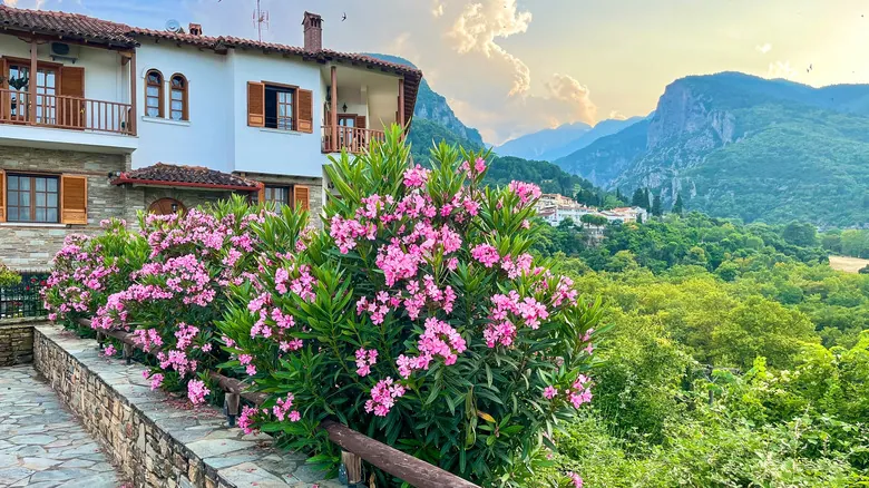 Litochoro, Grecia: Su Refugio Sereno entre el Monte Olimpo y el Egeo Azul