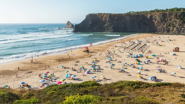 Odeceixe, Algarve: La Joya Escondida de Portugal con Playas Premiadas y Encanto Histórico