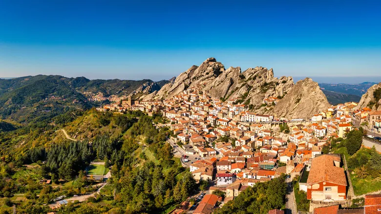 Pietrapertosa: Descubre la Joya Escondida de Basilicata y la Aventura en las Dolomitas Lucanas