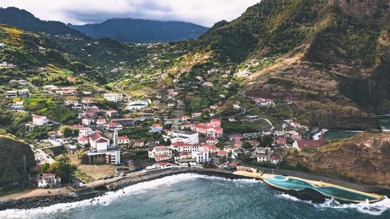 Porto da Cruz, Madeira: La Joya Escondida con Playas Volcánicas y Cultura Auténtica