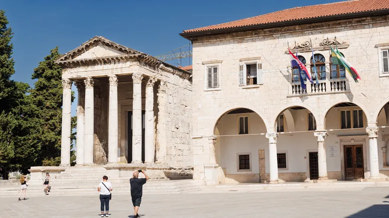 Pula, Croacia: Un Viaje Inolvidable entre Historia Romana, Playas Paradisiacas y Tradición Pesquera
