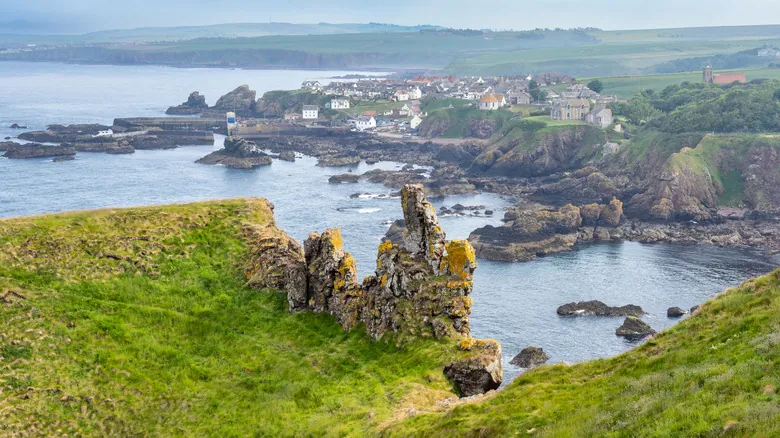 St. Abbs: Descubre el Encanto Oculto de un Pueblo Costero Escocés para el Viajero Aventurero